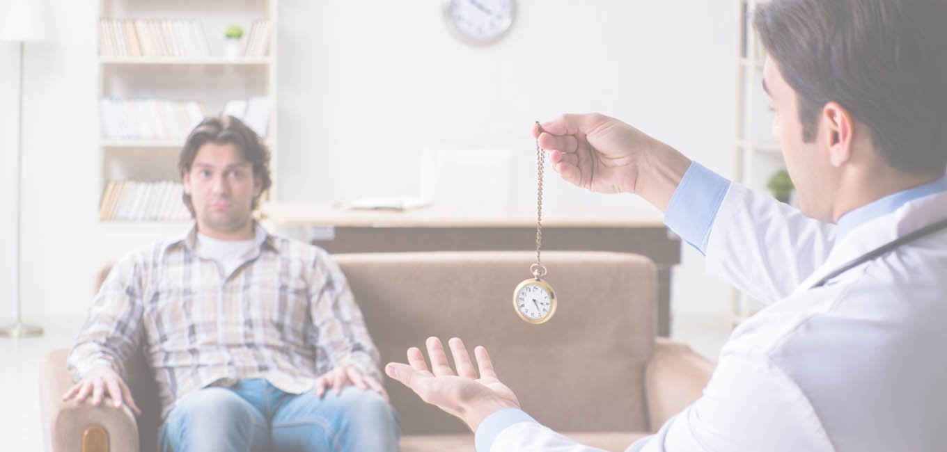 Мужчина на терапии гипнозом