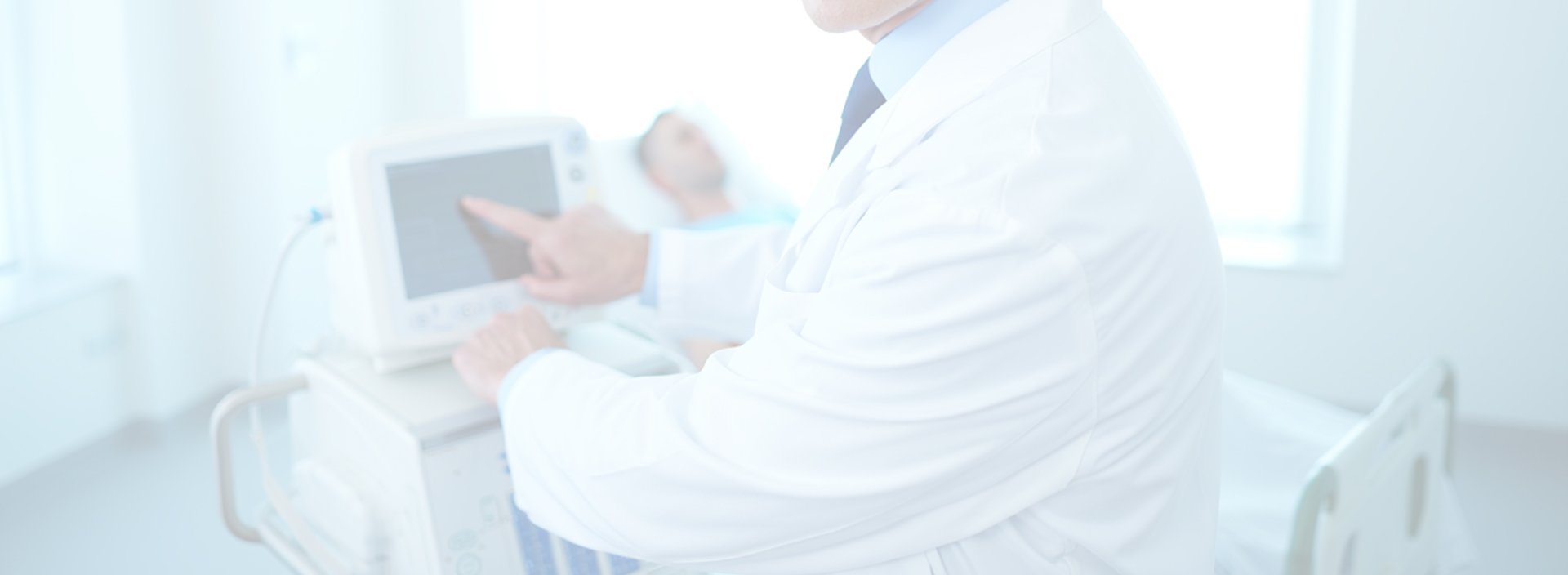 Врач проверяет состояние пациента